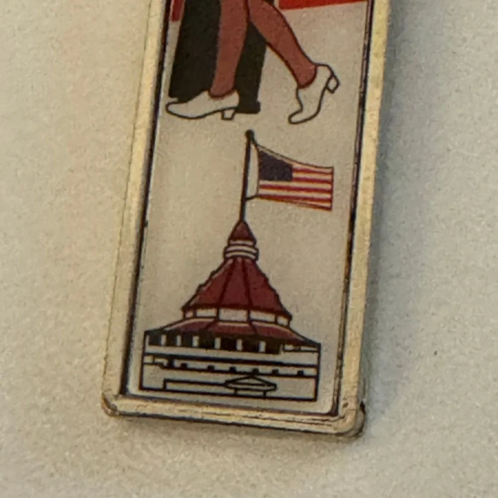 San Diego Souvenir Keychain US Navy Kissing Sailor VJ Day‎ Landmark
